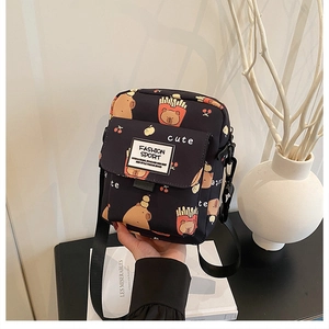 Détail du petit sac bandoulière noir avec imprimé dessin animé d'ours et cerises mignon