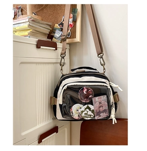 Vue détaillée de la poche transparente en PVC du sac Ita noir et blanc pour badges anime