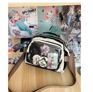 Détail du sac ita en toile doté d'une grande fenêtre en PVC pour exposer des pins anime