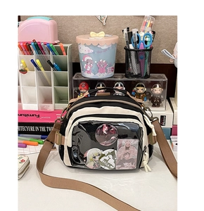 Détail du sac en toile avec fenêtre PVC transparente et bandoulière marron réglable