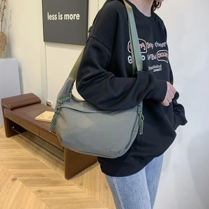 Sac bandoulière demi-lune minimaliste vert olive à grande capacité avec détail de fermeture