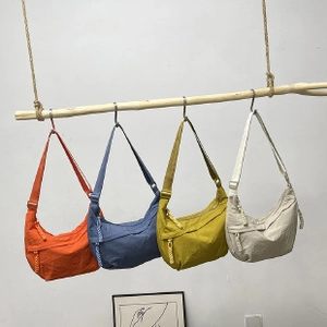 Grands sacs à bandoulière en nylon minimalistes en quatre couleurs avec sangle réglable