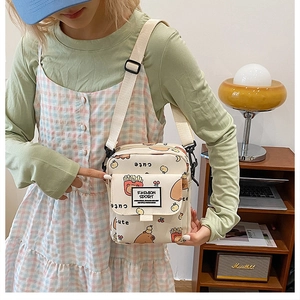 Détail du petit sac bandoulière en toile crème avec motifs ours mignons et sangle réglable