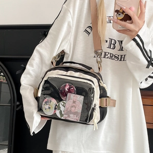 Sac Itabag noir et blanc avec fenêtre transparente pour badges anime et bandoulière