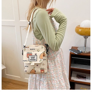 Détail d'un sac bandoulière en toile avec motifs d'ours mignons et étiquette fashion