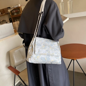 Sac à bandoulière bleu clair avec broderie papillon et bandoulière chaîne pour femme