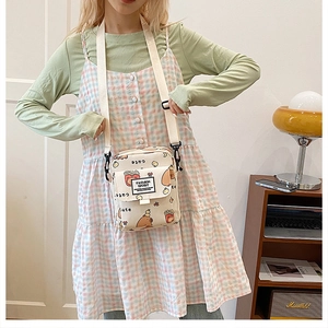 Détail du sac bandoulière en toile avec imprimé ours mignon et sangle ajustable
