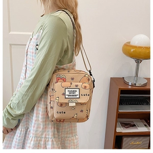 Détail du petit sac bandoulière beige avec motifs d'ours mignons et sangle réglable