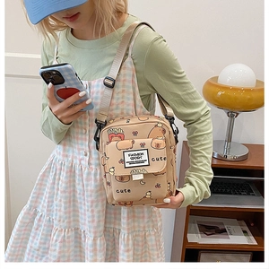 Détail du sac bandoulière ours mignon avec sangle réglable sur un mannequin