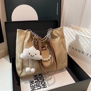Grand sac cabas en toile beige avec lanières en cuir marron et chaîne de perles chic