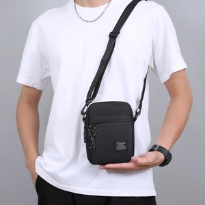 Borsa a tracolla da uomo in nylon nero con tracolla regolabile e cordoncino intrecciato