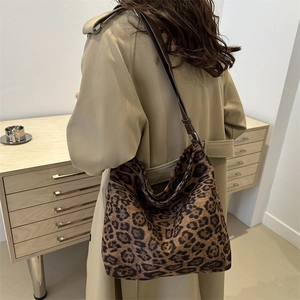 Fashionable leopard print large tote bag with brown straps for women's autumn style