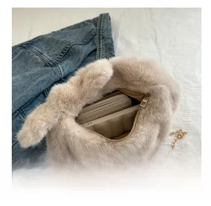 Détail de la capacité intérieure du sac en peluche beige avec téléphone et portefeuille