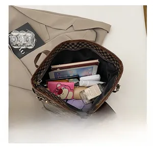 Dettaglio dell'ampio spazio interno di questa borsa tote vintage con stampa monogramma