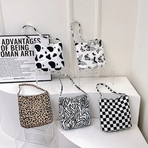 Sacs cabas avec imprimés vache, papillon, léopard, zèbre et damier tendance