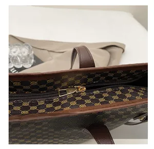 Vista macro della borsa tote vintage con stampa a quadrifoglio e cerniera in metallo