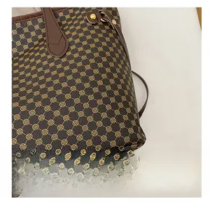 Dettaglio macro della borsa tote retrò con stampa floreale vintage e texture in pelle