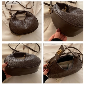 Détails du sac demi-lune tressé marron avec texture en cuir et finitions dorées élégantes