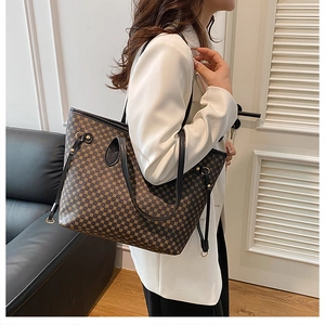 Vista dettagliata della grande borsa tote vintage con motivo geometrico e manici