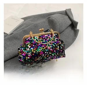 Gros plan d'un sac à paillettes arc-en-ciel avec une poignée dorée élégante en métal
