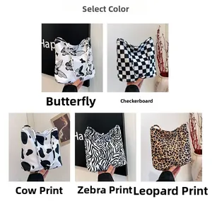 Détail de sacs en toile aux motifs papillon, damier, vache, zèbre et léopard élégants