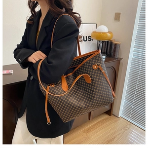 Dettaglio della borsa tote vintage con motivo geometrico e spalline in pelle marrone