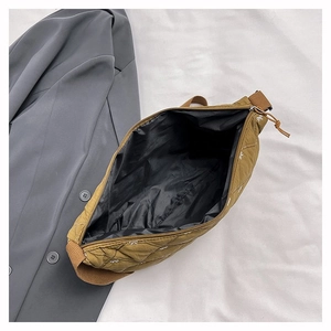 Detailansicht der khakifarbenen Wolkentasche mit geräumigem schwarzem Nylon-Innenfutter