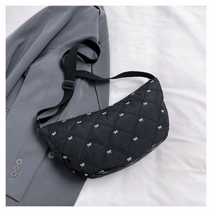 Detailansicht schwarze gesteppte Cloud-Tasche mit Schleifenstickerei und Gurt