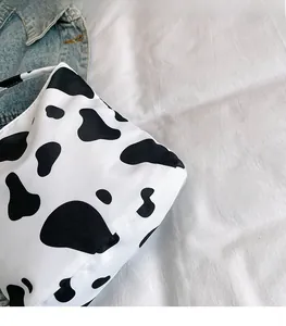 Détail du tissu en toile léger à motif vache sur un grand sac cabas décontracté