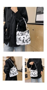 Détail du sac à bandoulière papillon avec intérieur spacieux en toile et longue sangle