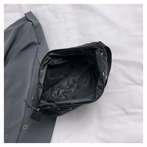 Detailaufnahme der schwarzen Stepptasche aus Nylon mit geräumigem Innenraum und Reißverschluss
