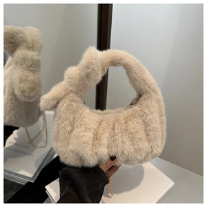 Détail du sac à main en fausse fourrure beige avec texture plissée et chaîne dorée chic