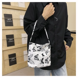 Vue détaillée du sac cabas en toile imprimé papillon avec de jolis motifs noirs