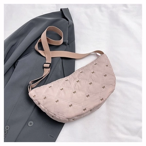 Detailansicht der rosa gesteppten Tasche mit Schleifenstickerei und beigem Gurt