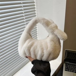 Sac à main élégant en fausse fourrure crème avec poignée nouée et texture plissée