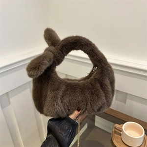 Sac à main en peluche marron avec poignées rondes et chaîne dorée pour l'hiver