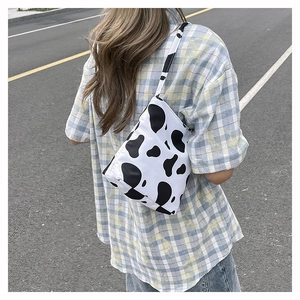 Vue lifestyle d'un sac cabas en toile imprimé vache avec une chemise décontractée