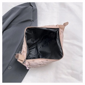 Detail der rosa gesteppten Nylontasche mit großem Innenraum und schwarzem Futter