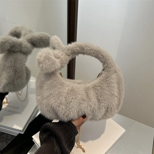 Sac à main minimaliste en peluche gris clair avec poignée ronde et chaîne dorée pour femme