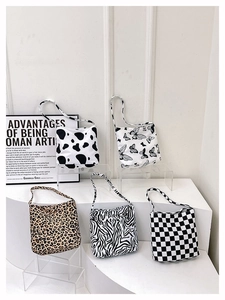 Sacs cabas en toile avec imprimés animaliers, papillons et motifs de damier noir