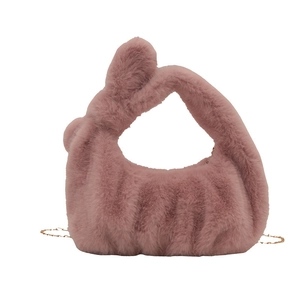 Sac à main chic en peluche rose poudré avec poignée nouée et bandoulière dorée