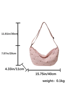 Maße der rosa gesteppten Cloud-Tasche mit Schleifenbestickung: 40 cm Breite und 20 cm Höhe