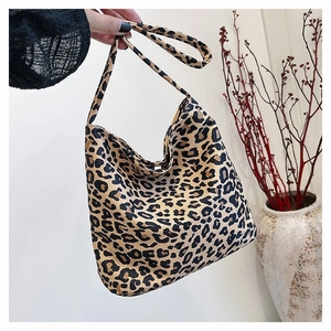 Détail d'un sac cabas imprimé léopard avec texture souple et fine bandoulière