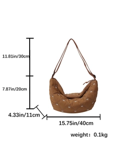 Maßangaben für braune gesteppte Hobo-Tasche mit weißer Schleifenstickerei und verstellbarem Gurt