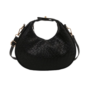 Sac à main demi-lune noir tressé avec détails dorés et bandoulière réglable