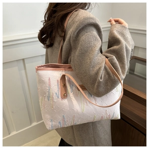 Détail du grand sac cabas avec motifs à vagues colorées et bandoulière en cuir rose en situation