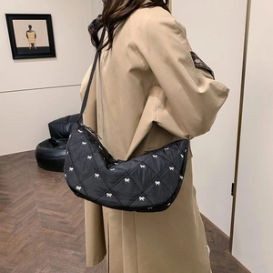 Gesteppte schwarze Hobo-Tasche mit weißen Schleifenstickereien als schicke Schultertasche