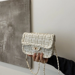 Bolso bandolera de tweed beige con flecos y correa de cadena dorada fina