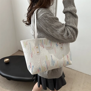 Sac cabas blanc en similicuir avec broderies colorées et gaufrage de la lettre E