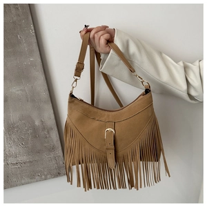 Dettaglio borsa tote in pelle scamosciata marrone con frange e fibbia vintage